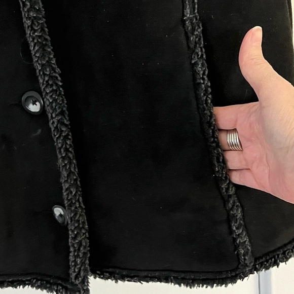 L.L. Bean Black Sleeveless Button-Up Faux Suede Sherpa Vest Jacket Size Medium - Picture 4 of 8